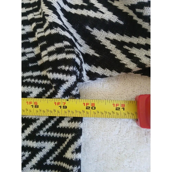 Absolutely Famous Cardigan Medium Open Black White Geometric Print - Picture 10 of 13